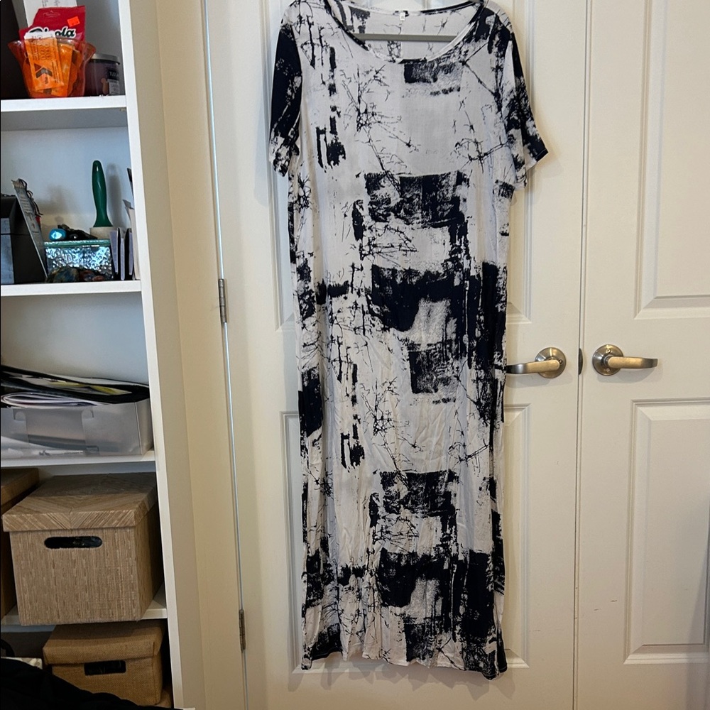 Women's Black and White Abstract Print Maxi Dress